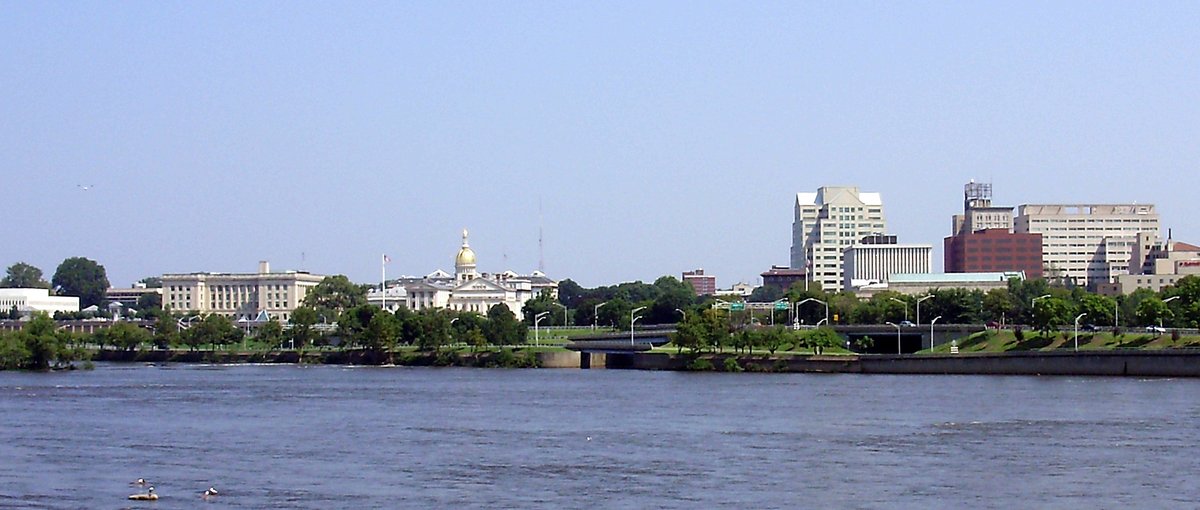 Trenton, NJ, PA - Fichye:2009-08-17 View of downtown Trenton in New Jersey and the mouth of  the A
